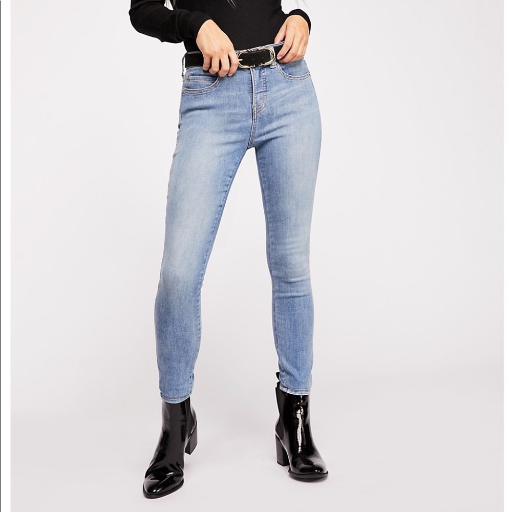 Free People Crvy light wash skinny jeans
